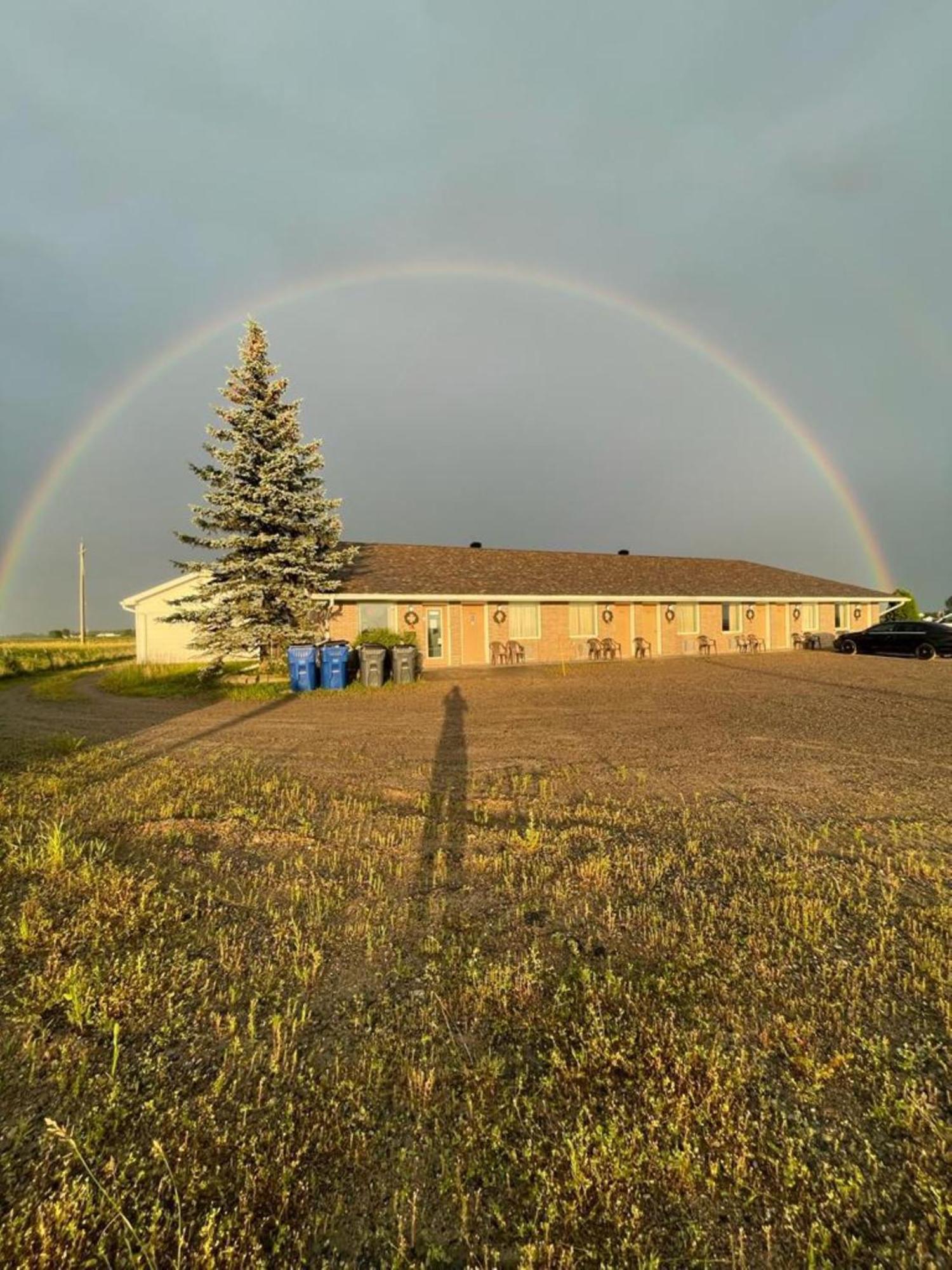 Earlton Motel Экстерьер фото